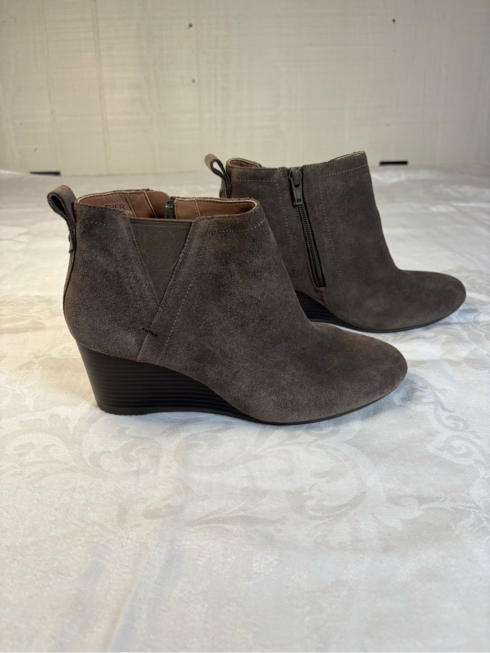 Vionic Paloma Women’s 7.5 Gray Suede Weather Resistant Wedge Ankle Boots
